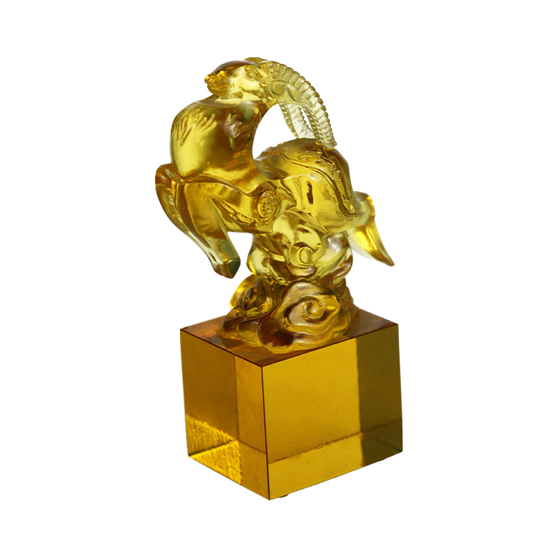 Zlatni prozirni stakleni kristalni pečat u obliku ovce