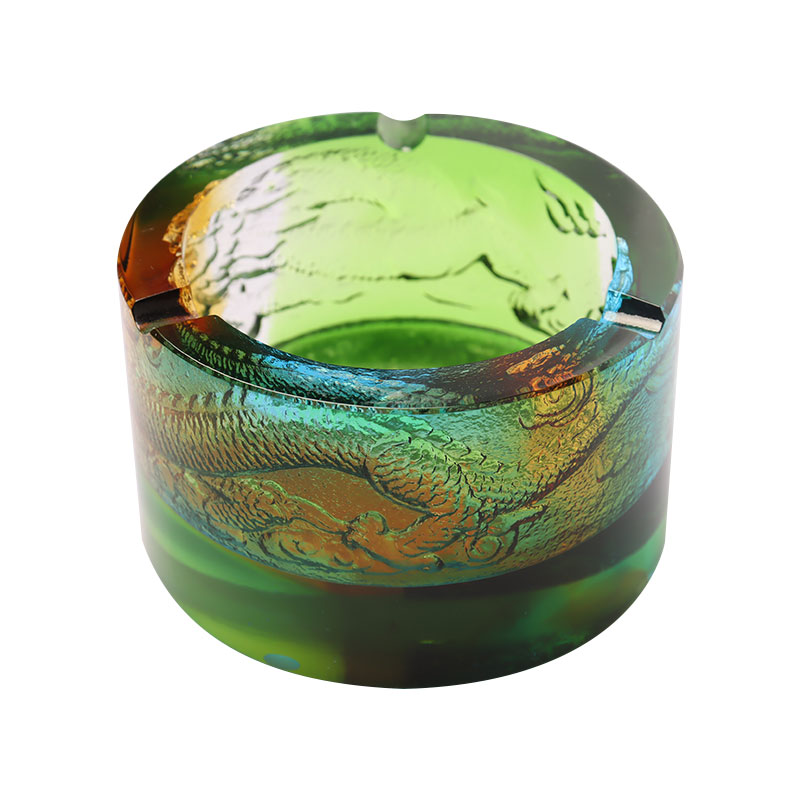 Staklena pepeljara s uzorkom zmaja izvan mora