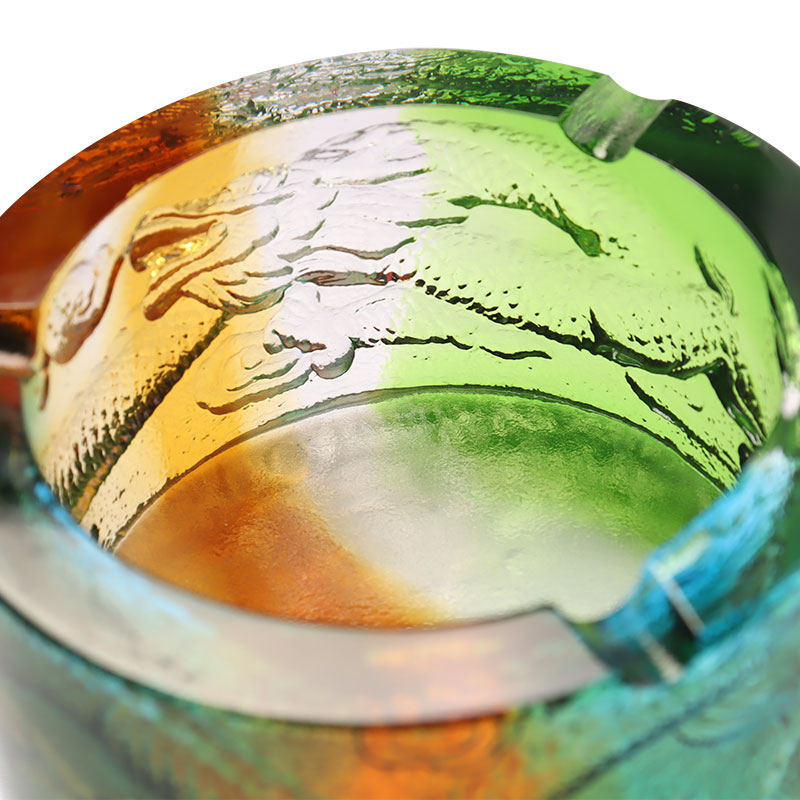 Staklena pepeljara s uzorkom zmaja izvan mora