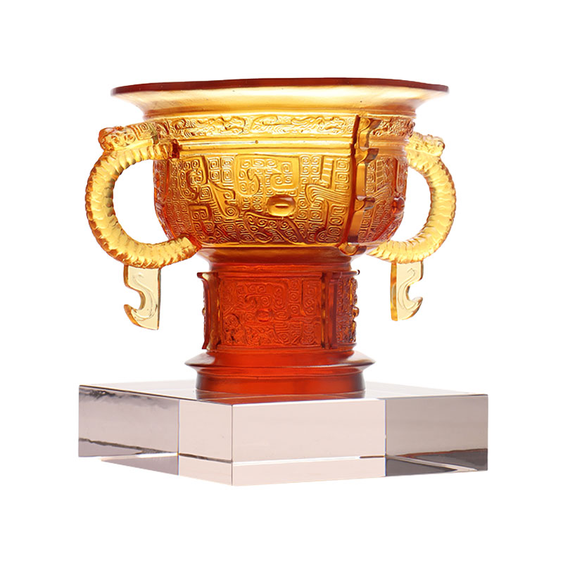 Kineski tronožac s ručkom od zmajevih ušiju i uzorkom trna