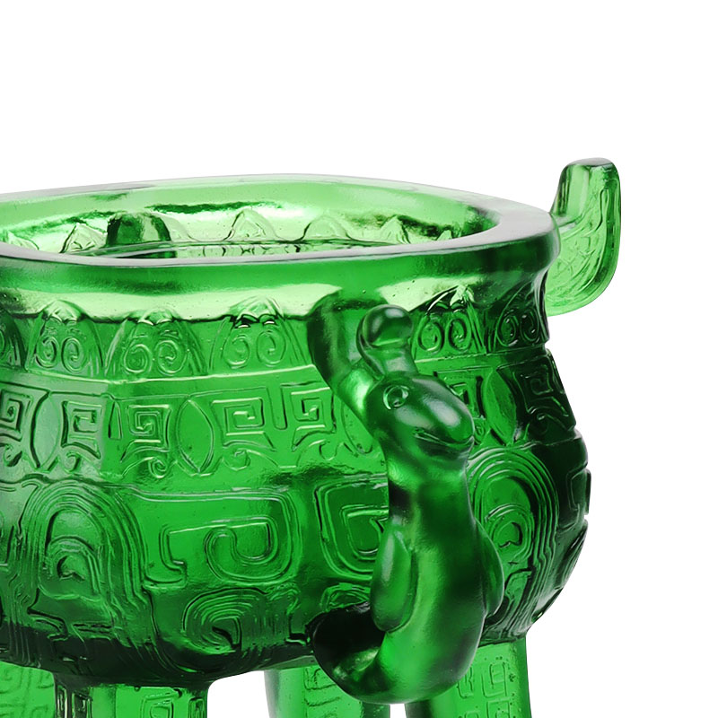 Smaragdno zeleni tronožac od kristalnog stakla s ručkama u obliku uha