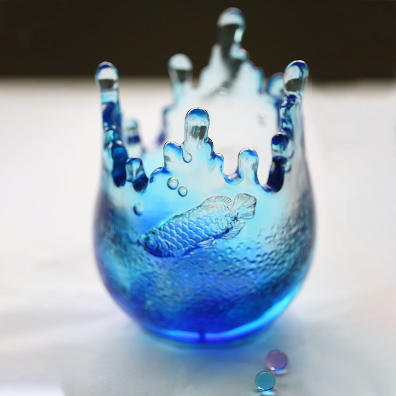 Plavi stakleni ukrasi s ugraviranim ribljim uzorcima