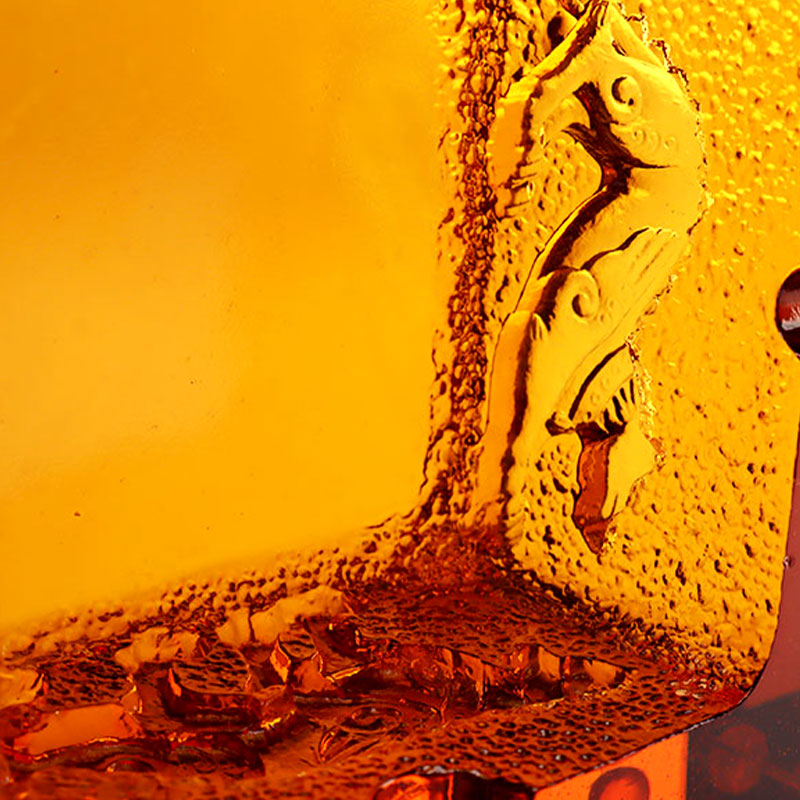 Crvena staklena pepeljara s izuzetnim reljefnim životinjskim uzorcima