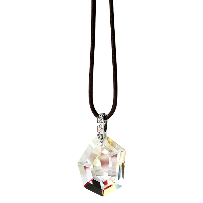 Ogrlica srebrne boje sa staklenim uzorkom za privjesak