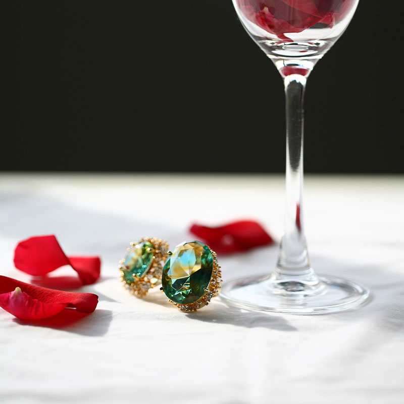 Naušnice od zelenog stakla sa zlatnim jastučićima za uši