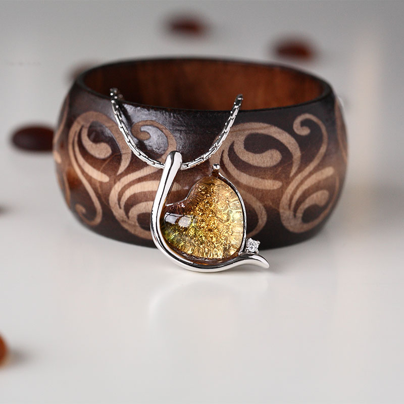 Elegantna narukvica srebrne boje s umetnutim staklenim privjeskom