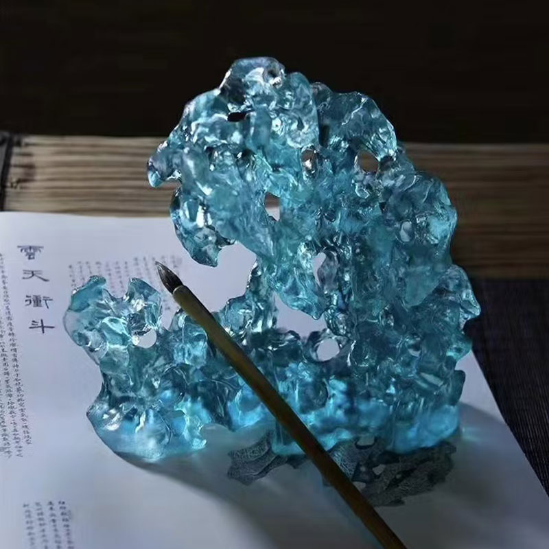 Ukrasi od plavog stakla u obliku stijene