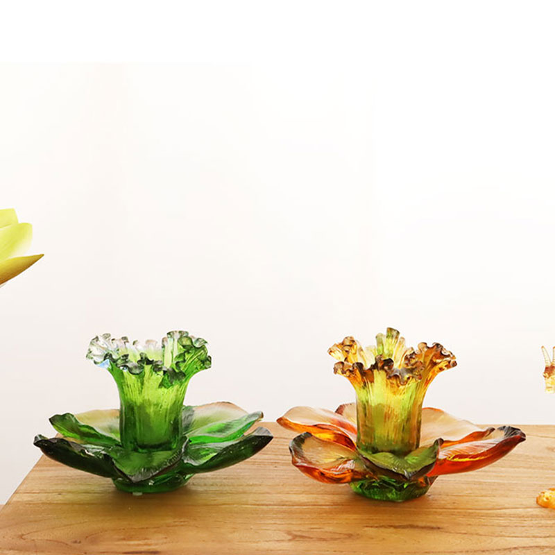 Stakleni svijećnjak u obliku latice