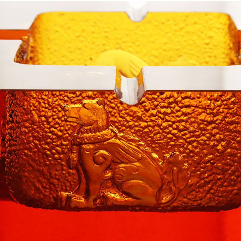 Crvena staklena pepeljara s izuzetnim reljefnim životinjskim uzorcima