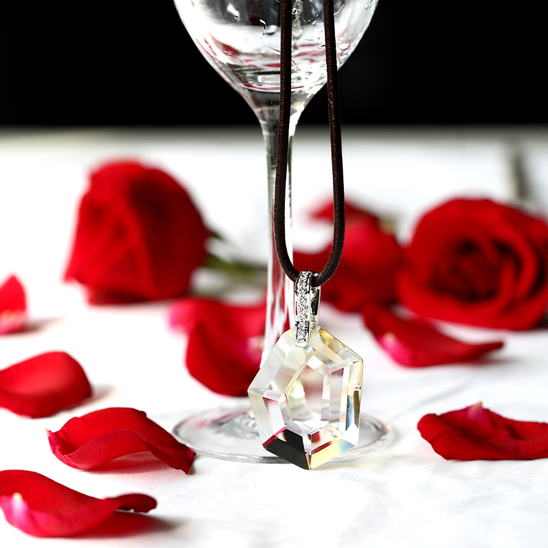 Ogrlica srebrne boje sa staklenim uzorkom za privjesak