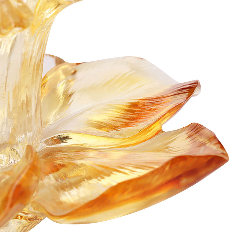 Stakleni svijećnjak u obliku latice