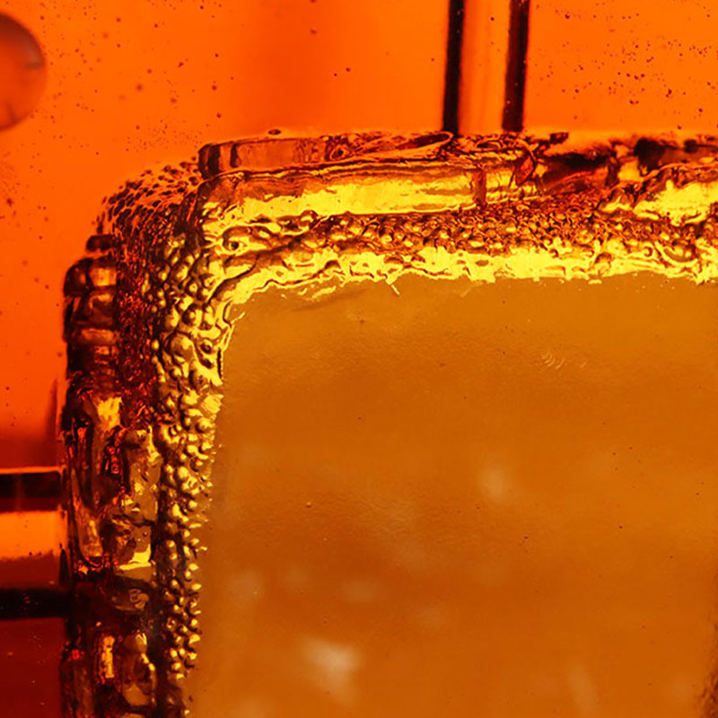 Crvena staklena pepeljara s izuzetnim reljefnim životinjskim uzorcima