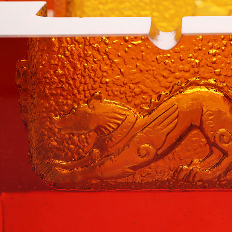 Crvena staklena pepeljara s izuzetnim reljefnim životinjskim uzorcima