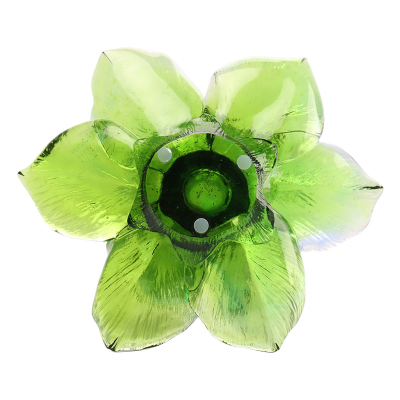 Stakleni svijećnjak u obliku latice