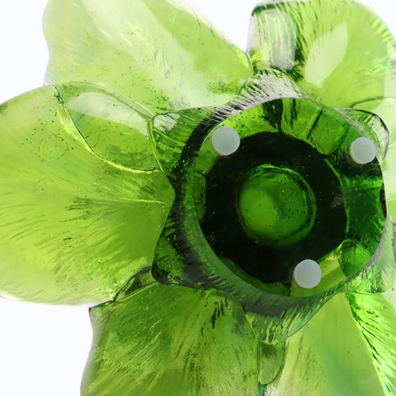 Stakleni svijećnjak u obliku latice