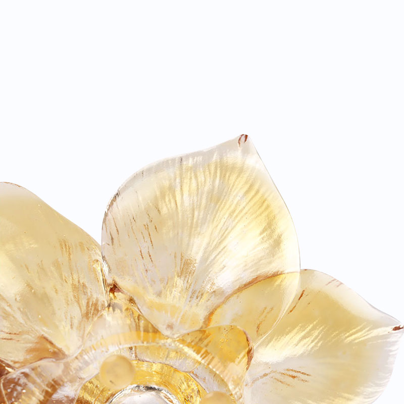 Stakleni svijećnjak u obliku latice