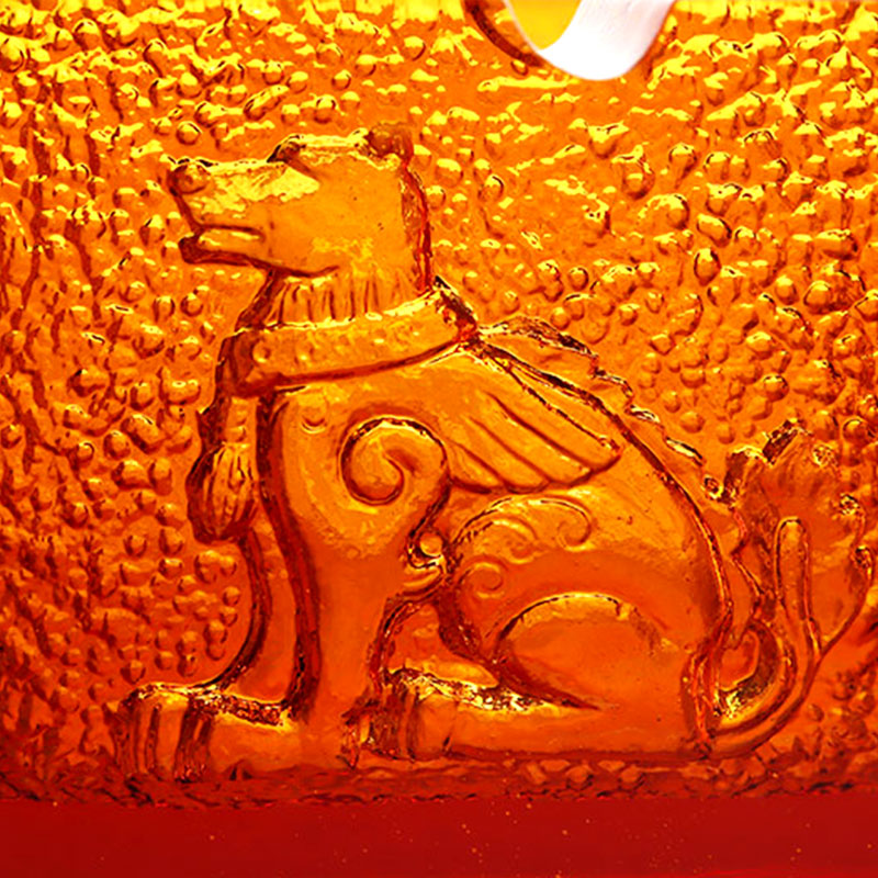 Crvena staklena pepeljara s izuzetnim reljefnim životinjskim uzorcima