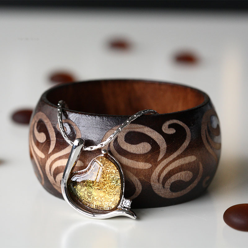 Elegantna narukvica srebrne boje s umetnutim staklenim privjeskom