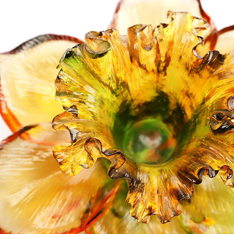 Stakleni svijećnjak u obliku latice