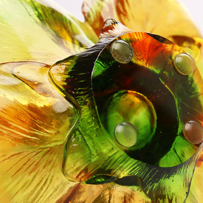 Stakleni svijećnjak u obliku latice