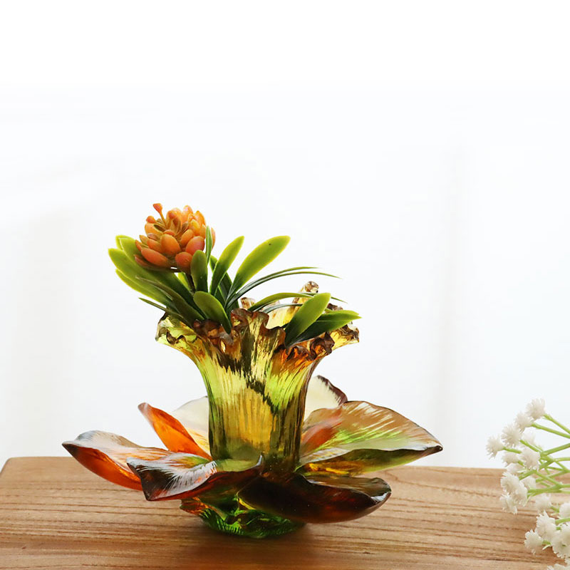 Stakleni svijećnjak u obliku latice