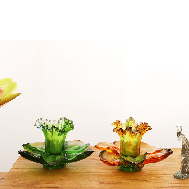 Stakleni svijećnjak u obliku latice