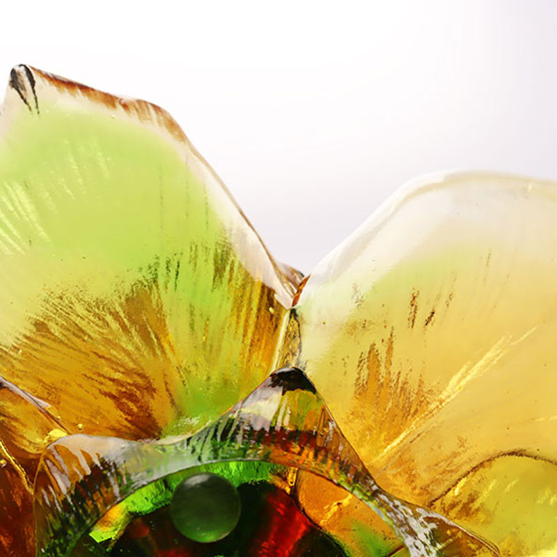 Stakleni svijećnjak u obliku latice