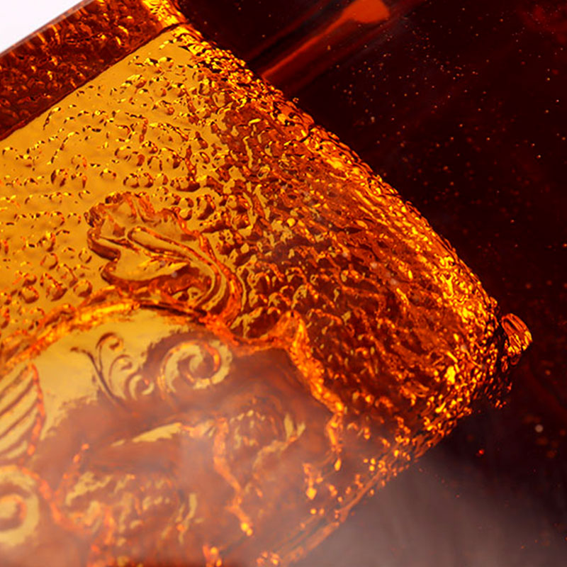 Crvena staklena pepeljara s izuzetnim reljefnim životinjskim uzorcima