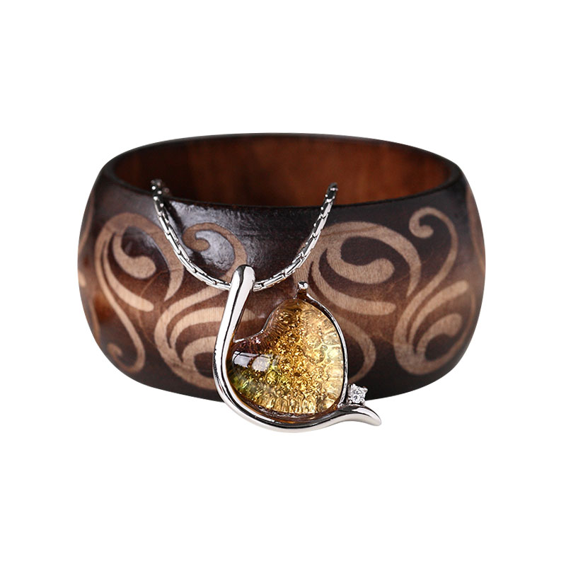 Elegantna narukvica srebrne boje s umetnutim staklenim privjeskom