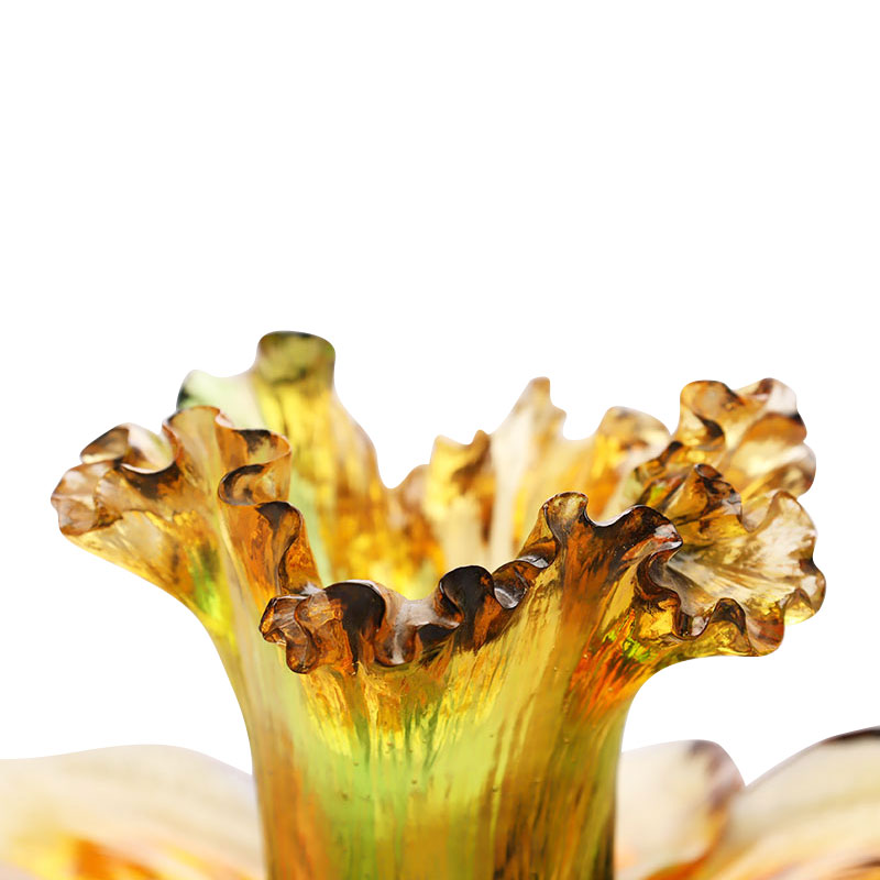 Stakleni svijećnjak u obliku latice