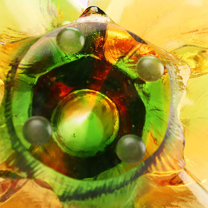 Stakleni svijećnjak u obliku latice