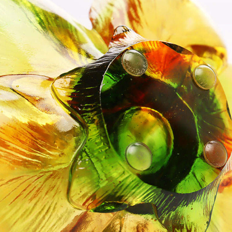 Stakleni svijećnjak u obliku latice