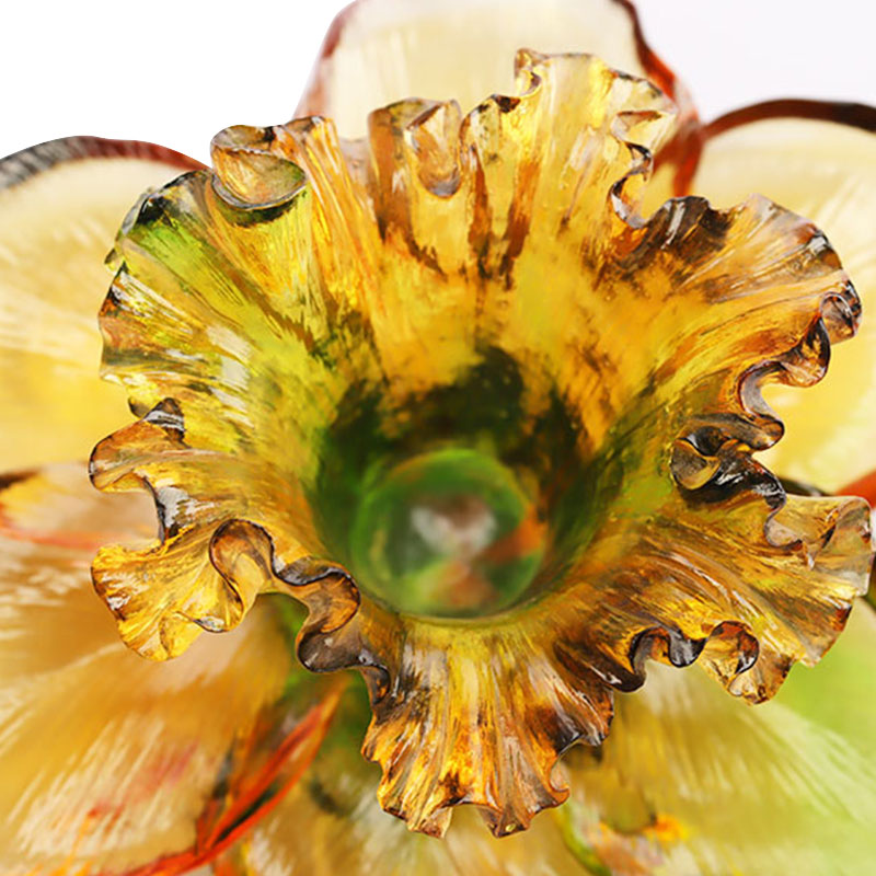 Stakleni svijećnjak u obliku latice