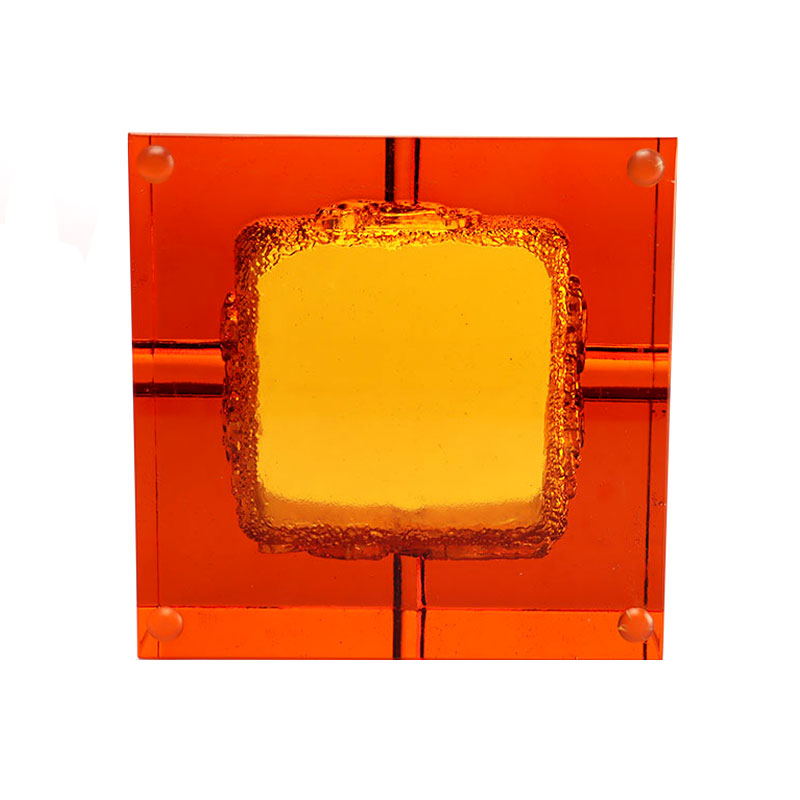 Crvena staklena pepeljara s izuzetnim reljefnim životinjskim uzorcima