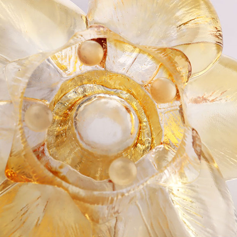 Stakleni svijećnjak u obliku latice