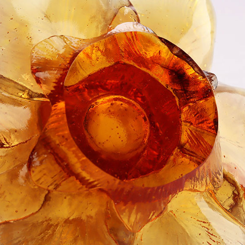 Stakleni svijećnjak u obliku latice