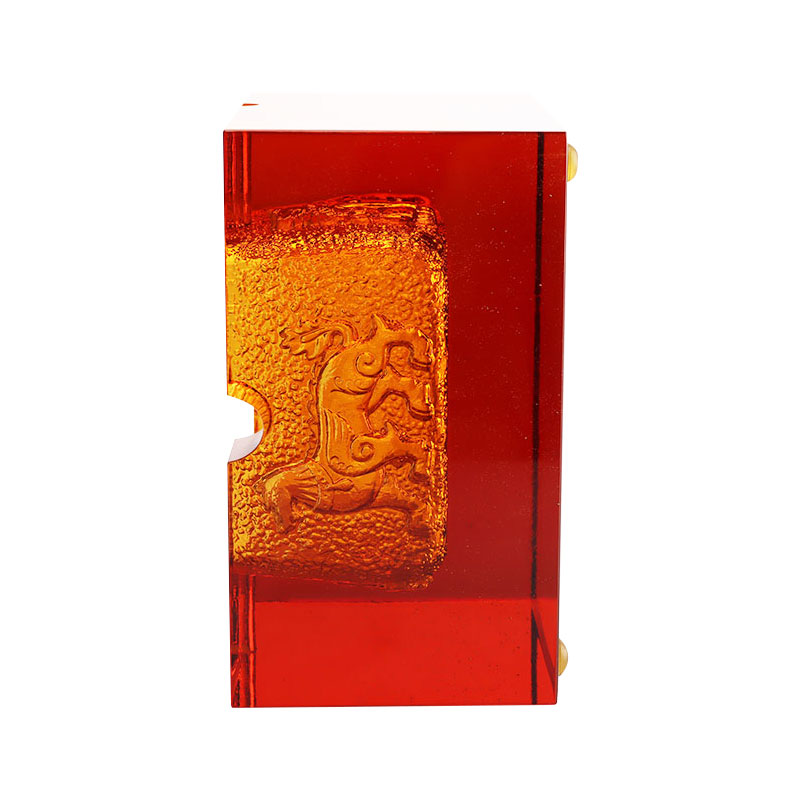 Crvena staklena pepeljara s izuzetnim reljefnim životinjskim uzorcima