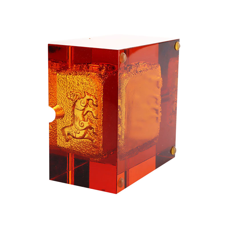 Crvena staklena pepeljara s izuzetnim reljefnim životinjskim uzorcima