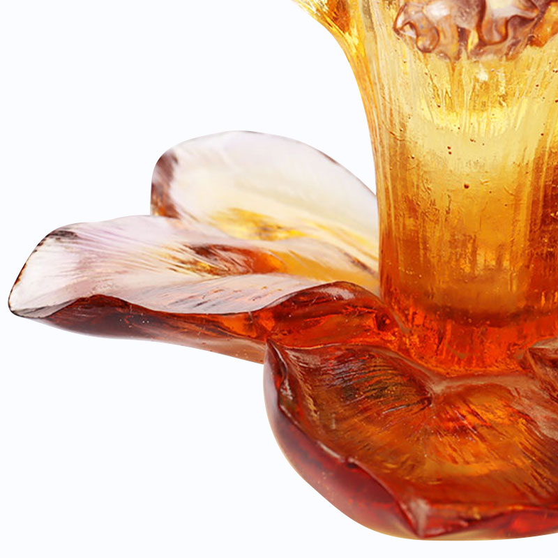 Stakleni svijećnjak u obliku latice