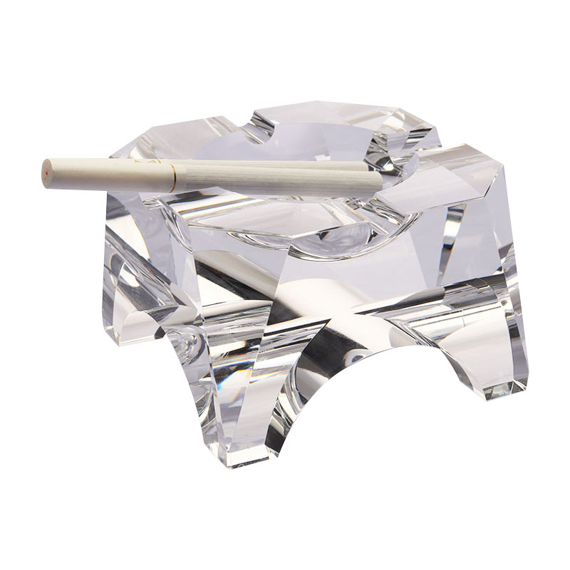 Prozirna staklena kristalna pepeljara jednostavnog geometrijskog dizajna