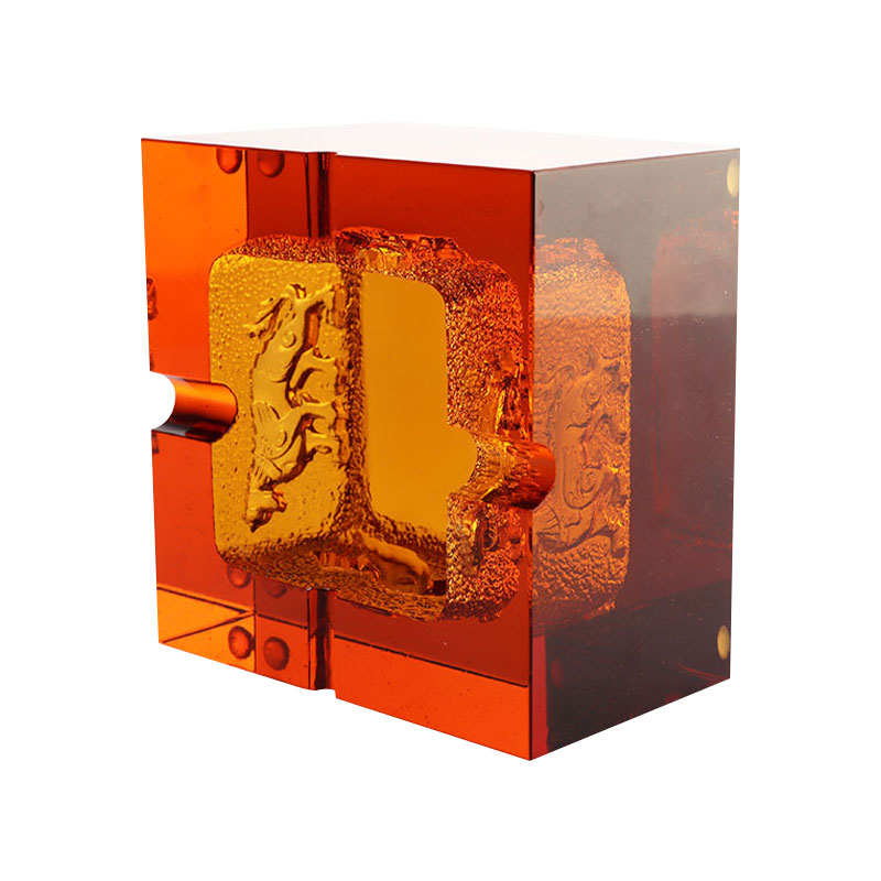 Crvena staklena pepeljara s izuzetnim reljefnim životinjskim uzorcima