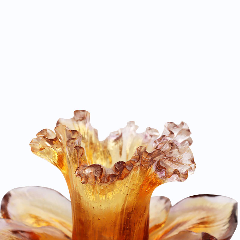 Stakleni svijećnjak u obliku latice