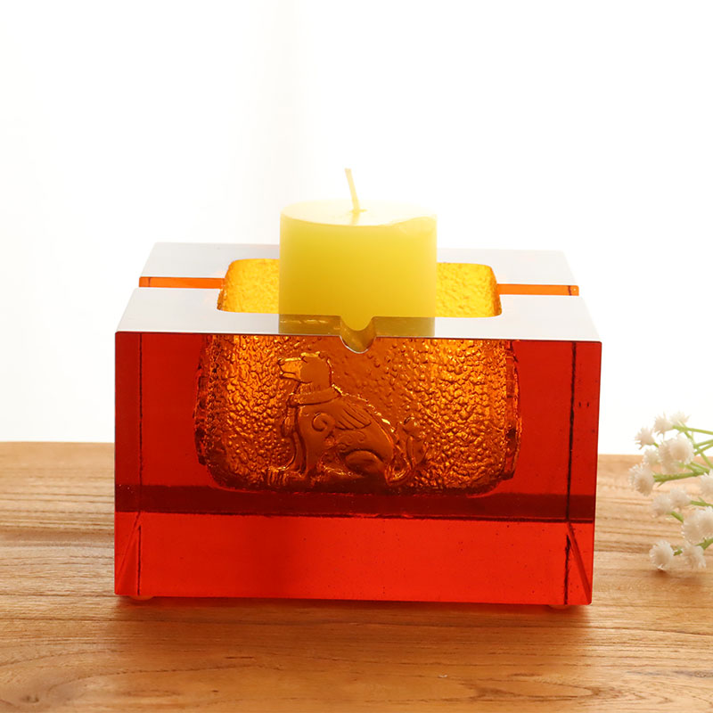 Crvena staklena pepeljara s izuzetnim reljefnim životinjskim uzorcima