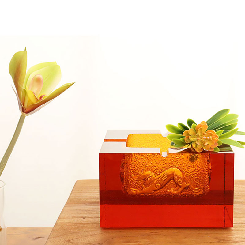 Crvena staklena pepeljara s izuzetnim reljefnim životinjskim uzorcima