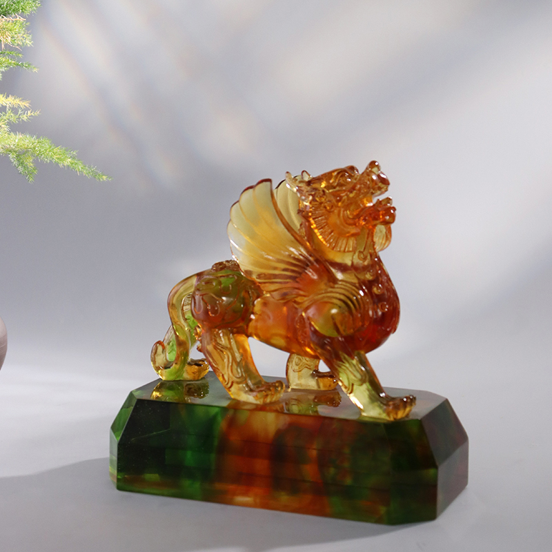 Ukrasi zvijeri od glazure kristalno prozirne boje