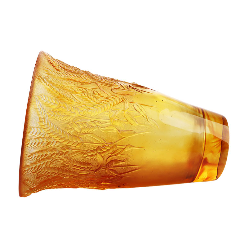 Staklena vaza od jantara s utisnutim klasjem pšenice