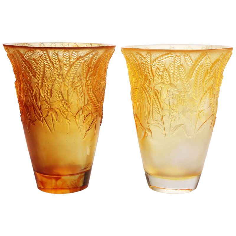 Staklena vaza od jantara s utisnutim klasjem pšenice