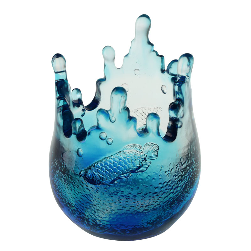 Plavi stakleni ukrasi s ugraviranim ribljim uzorcima