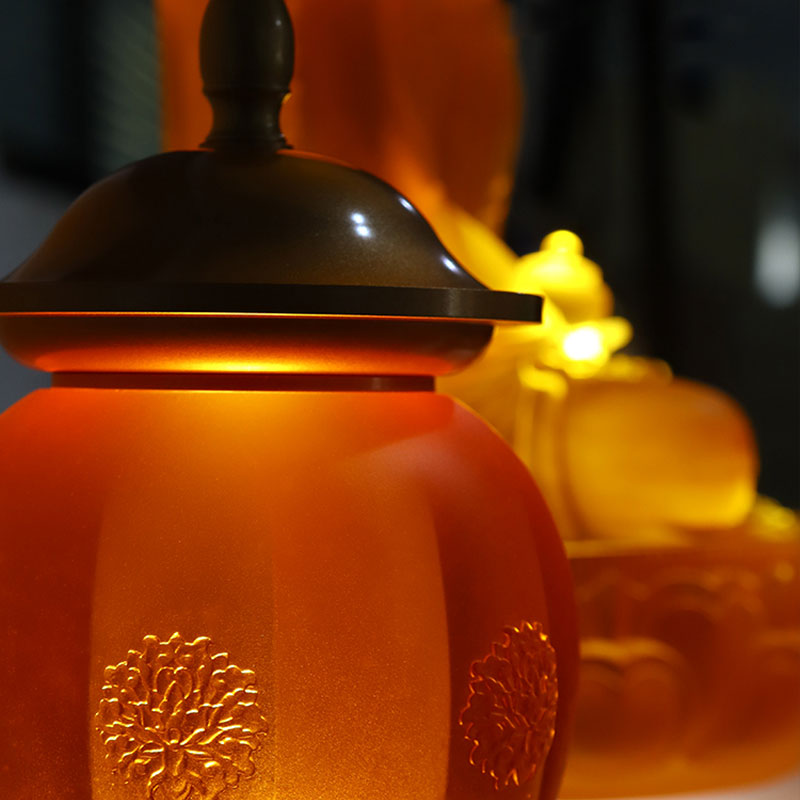 Set poklona od zlatnog stakla za budistički oltar serije 