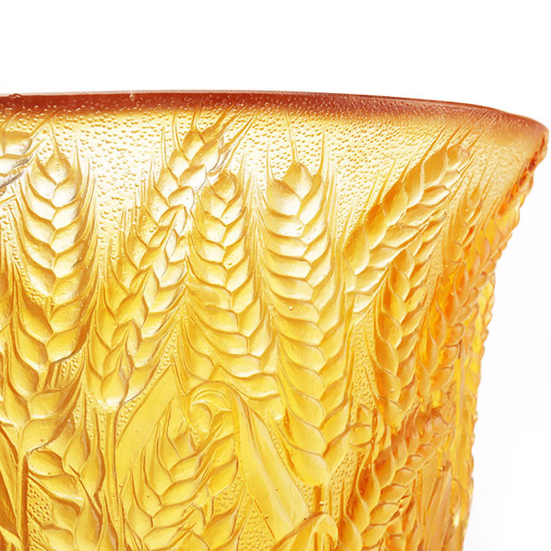 Staklena vaza od jantara s utisnutim klasjem pšenice